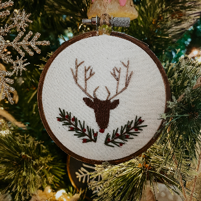 Embroidery Hoop: Reindeer & Wreath Ornament Embroidery Set