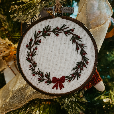 Embroidery Hoop: Reindeer & Wreath Ornament Embroidery Set