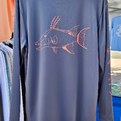 Men's Upf50 Grey Crew Neck Moisture Wicking Shirt With Hogfish Design